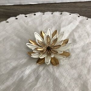 Vtg Sarah Coventry Gold and White Floral Brooch